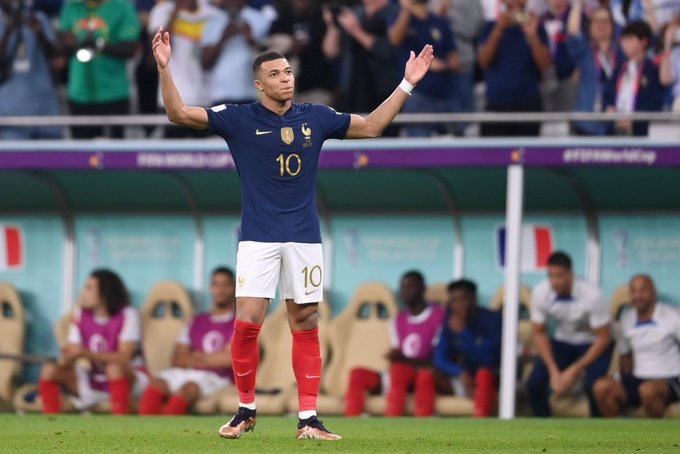 StatmanDave's tweet photo. Kylian Mbappe is currently the Top-scorer in:

🇫🇷 Ligue 1 - 12 ⚽
🇪🇺 The Champions League - 7 ⚽
🌐The World Cup - 5 ⚽

Man of the moment. 🥇 https://t.co/Dl3vJUbCh7
