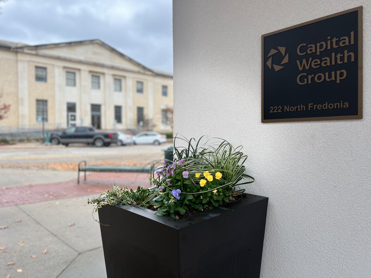 Downtown Longview BEAUTY!  Capital Wealth Group, located at 222 North Fredonia Street, came in with a BANG and a BL🌺🌺M!  Looking forward to the significant vibe and commitment this company will bring to our historic area.  <a href="/Longview_MainSt/">Downtown Longview</a>   #lovelongview  <a href="/CityofLongview/">City of Longview</a>