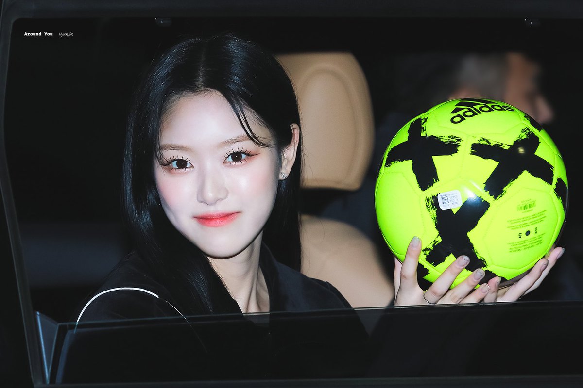 Around_HyunJin's tweet photo. 221124 🐱

#이달의소녀 #LOONA #현진 #HyunJin

@loonatheworld https://t.co/JAx9lgsApd