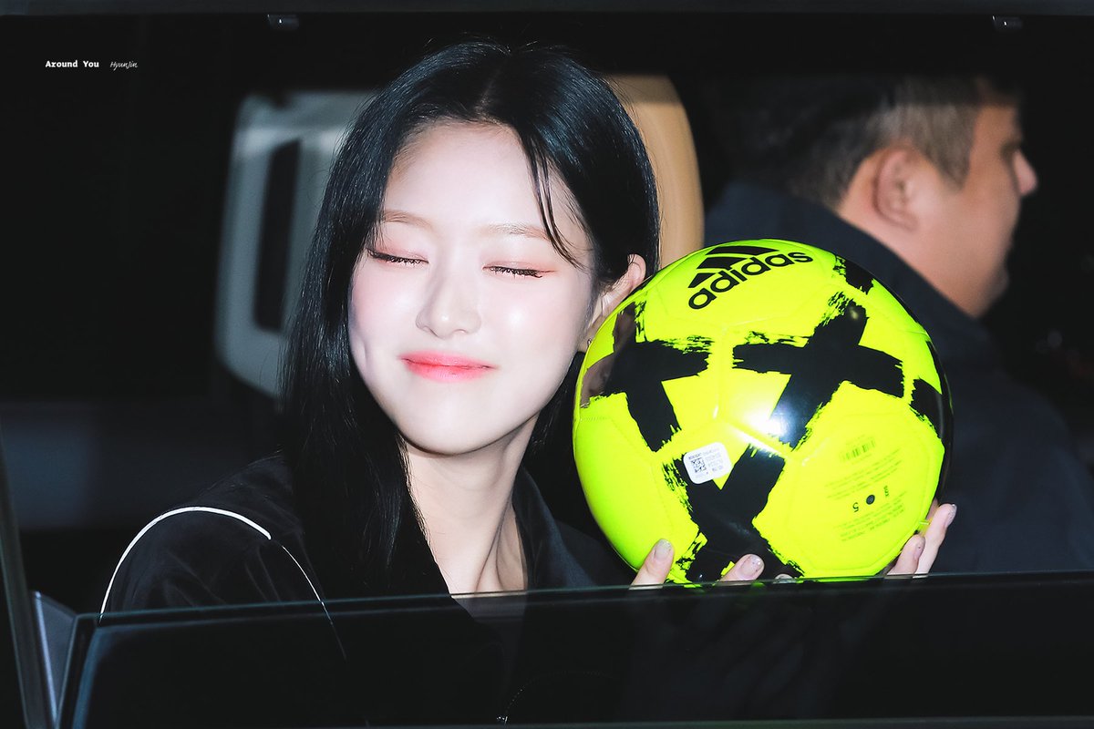 Around_HyunJin's tweet photo. 221124 🐱

#이달의소녀 #LOONA #현진 #HyunJin

@loonatheworld https://t.co/JAx9lgsApd