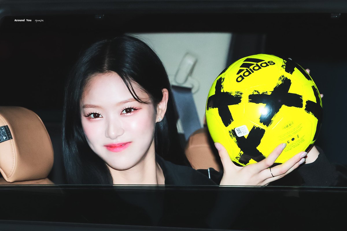 Around_HyunJin's tweet photo. 221124 🐱

#이달의소녀 #LOONA #현진 #HyunJin

@loonatheworld https://t.co/JAx9lgsApd