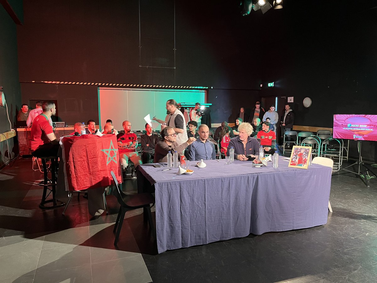 In Gorinchem zitten ze klaar voor een nieuwe aflevering van Mocro Inside. De spanning stijgt naarmate het eerste fluitsignaal nadert in de WK-wedstrijd Marokko- Spanje.

Wil je hem zien? Dan tik je op YouTube Mocro Inside in en vind je hem op Nordins Yourney.
