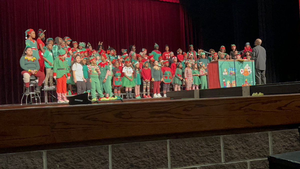 LeslieSnow_art's tweet photo. Welcome to Elflandia! Bray scholars were amazing in our winter program last night! #brayfinearts #elfieselfie @BrayiServe @bray_fine @MaryRobinson_07 https://t.co/VyiQitY2TY