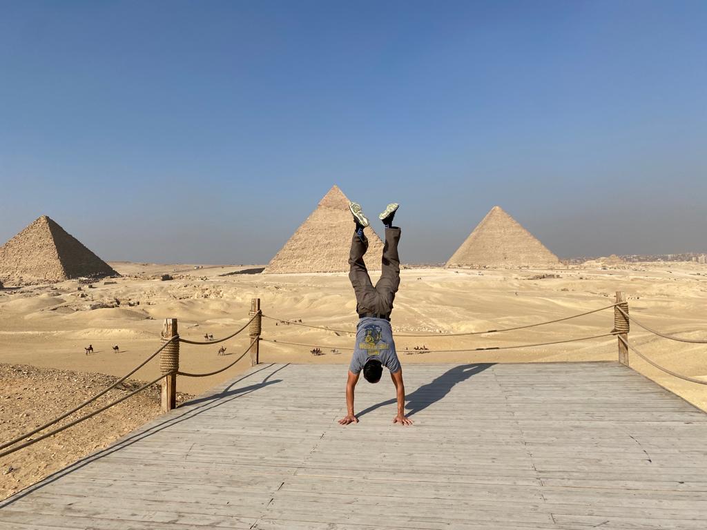 oscarpventura's tweet photo. #Egipto #Pyramids #BuiltforEternity #makehandstandineverywhere https://t.co/8KRgW1jm20