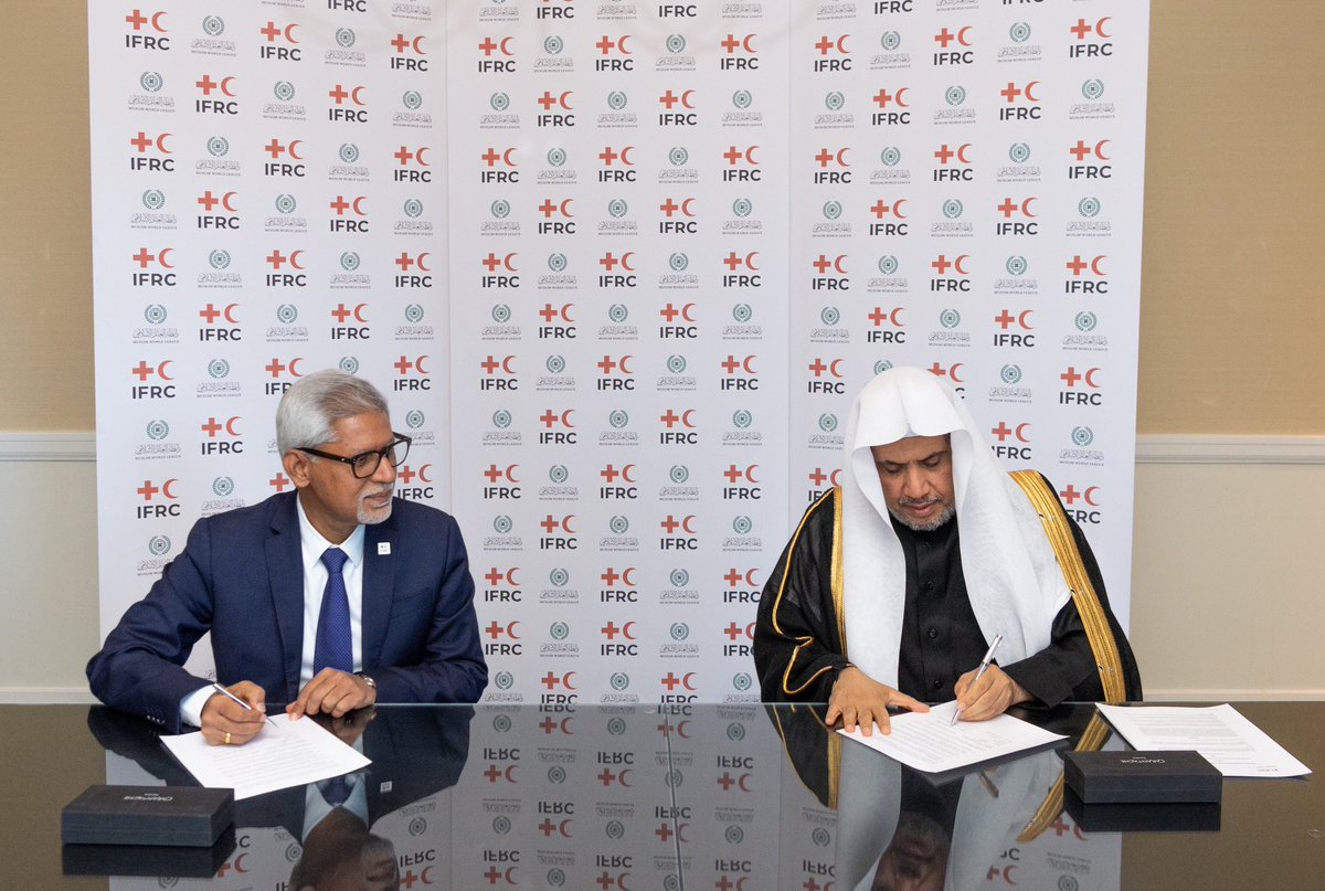 MWLOrg's tweet photo. شراكةٌ بين كبرى المنظمات الإسلامية الدولية وبين الشبكة العالمية الأوسع للعمل الإنساني..
معالي الأمين العام الشيخ د. #محمد_العيسى والأمين العام للاتحاد الدولي لجمعيات الصليب الأحمر والهلال الأحمر، يوقّعان اتفاقية لدعم ضحا��ا النزاعات، والمهاجرين والنازحين حول العالم. https://t.co/SIvdQEhKjt