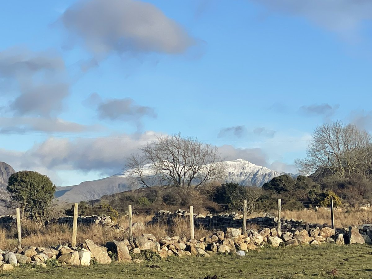 thecleangoats's tweet photo. First snow of the year on #YrWyddfa as seen from our little #welshcottage. https://t.co/Nd9xS4a9WW