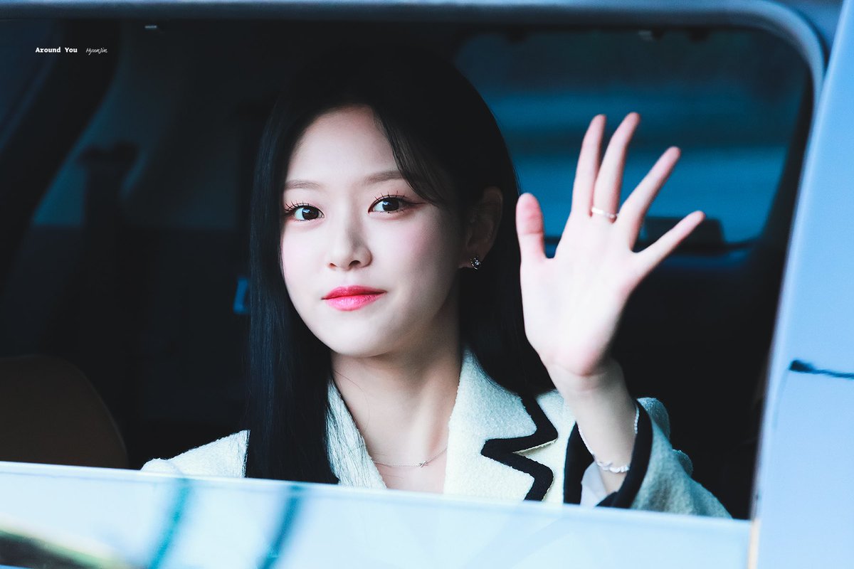 Around_HyunJin's tweet photo. 221125 🐱

#이달의소녀 #LOONA #현진 #HyunJin

@loonatheworld https://t.co/fSLVGAXIJn