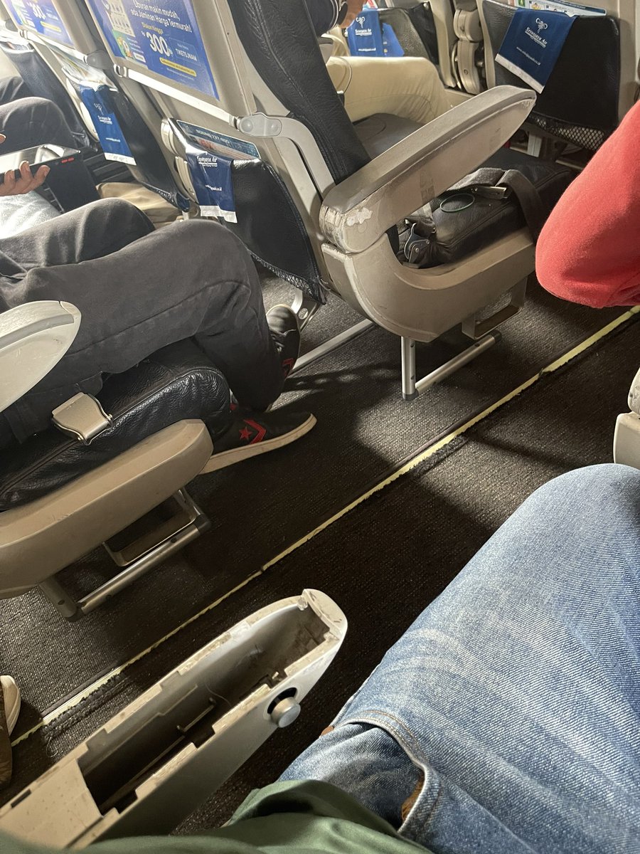Jerrykids's tweet photo. Di ground super panas, manusia di dalam pesawat seperti di oven, bangku robek, handrest jebol, tombol rest rusak, klo udah ga ada niatan lagi berbisnis di dunia penerbangan, tutup aja sekalian @SriwijayaAir https://t.co/Jdv92qi0h3