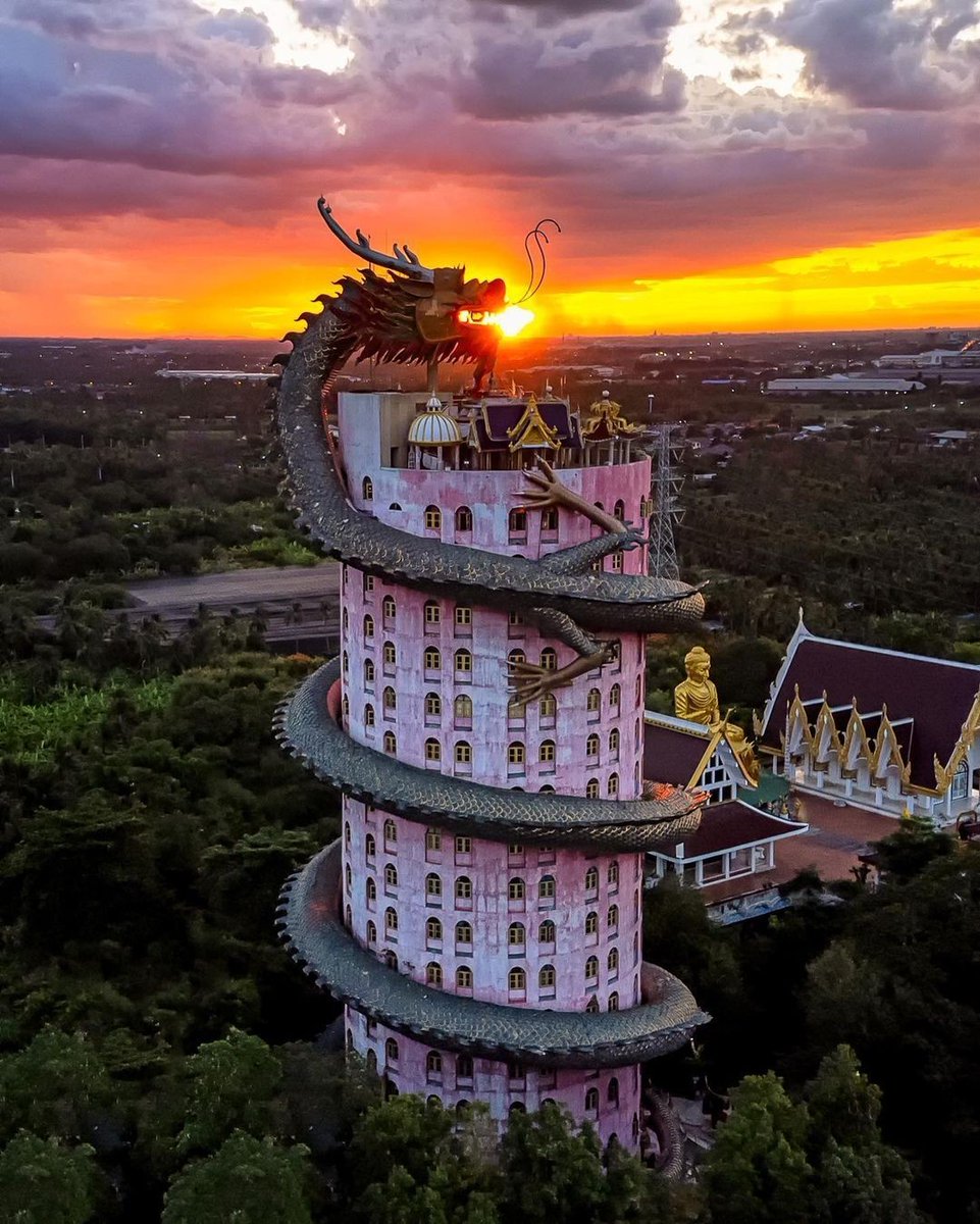 mathailande's tweet photo. Lorsque vous êtes à #Bangkok, allez visiter "le temple du dragon" #WatSamphran. Il est à seulement 40 km de la ville et vaut le détour! On peut monter tout en haut en remontant dans le corps du dragon. Au coucher du soleil, c'est magique 😍🐉
📸 : "phantomminn"
#mathailande https://t.co/Vxt62qhXWM
