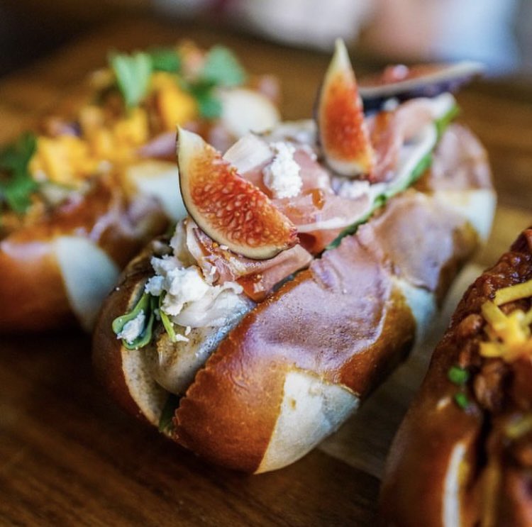 diekuchemex's tweet photo. ¿Que les parece esta combinación?
Bratwurst sobre pan de pretzel, jamón ibérico, queso de cabra e higos.
Déjanos tu opinión con un emoji en los comentarios.
😍
#DieKüche #salchicha #salchichaalemana #hotdog https://t.co/7xabhT91In