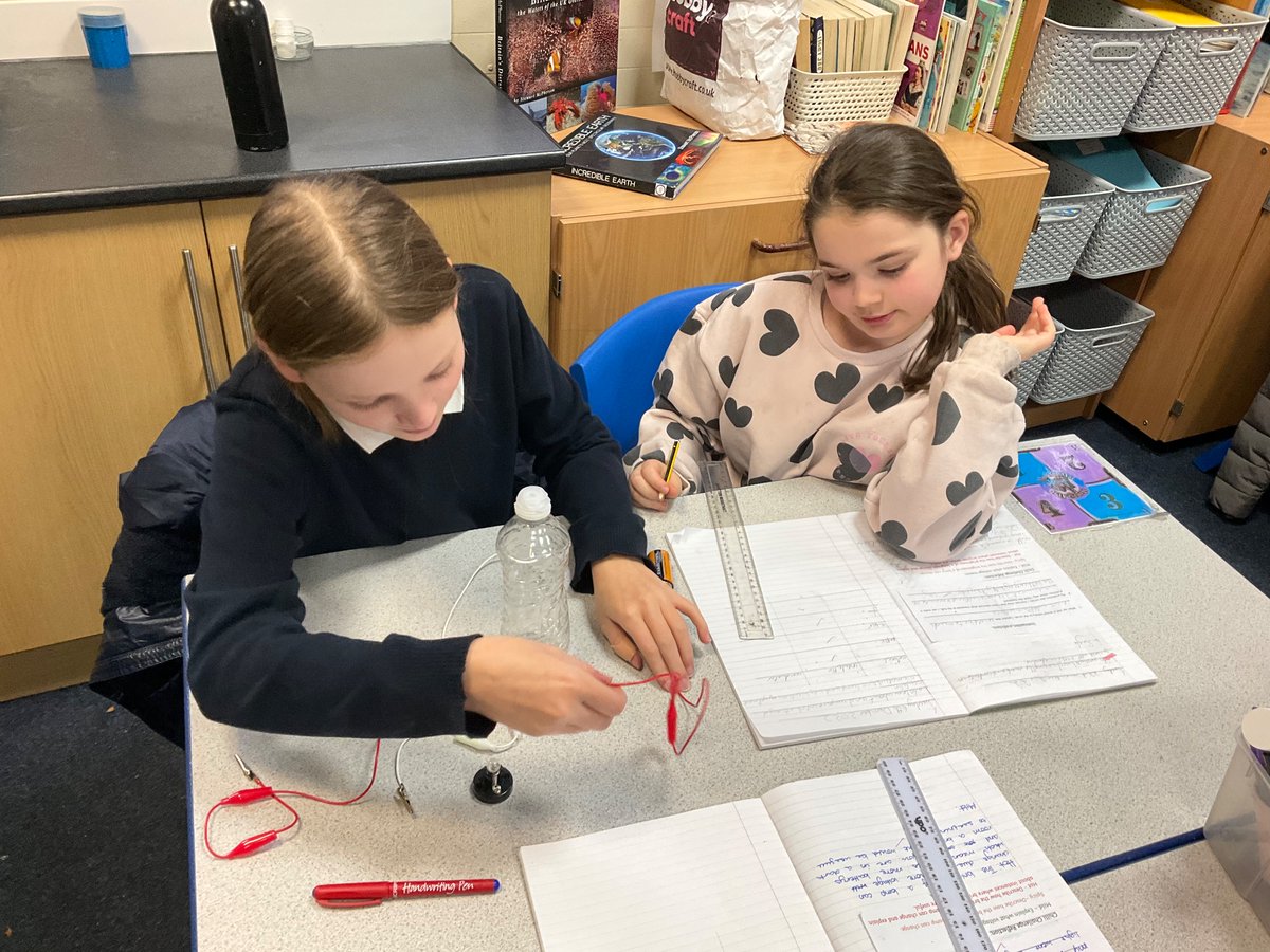 Vernon56KS2's tweet photo. In Science, we are using scientific equipment and making careful observations to learn about conductors and insulator! #VPPScience https://t.co/od3kajR3s7