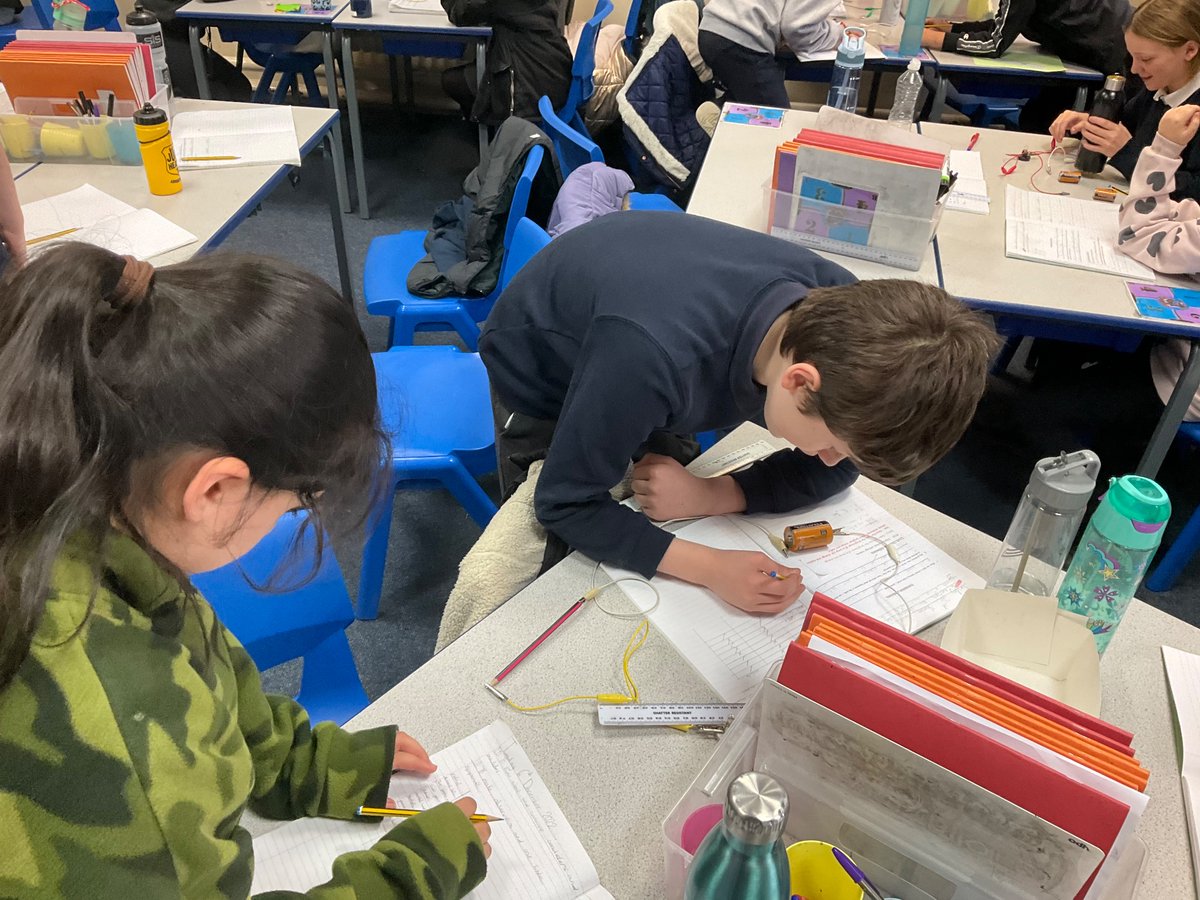 Vernon56KS2's tweet photo. In Science, we are using scientific equipment and making careful observations to learn about conductors and insulator! #VPPScience https://t.co/od3kajR3s7