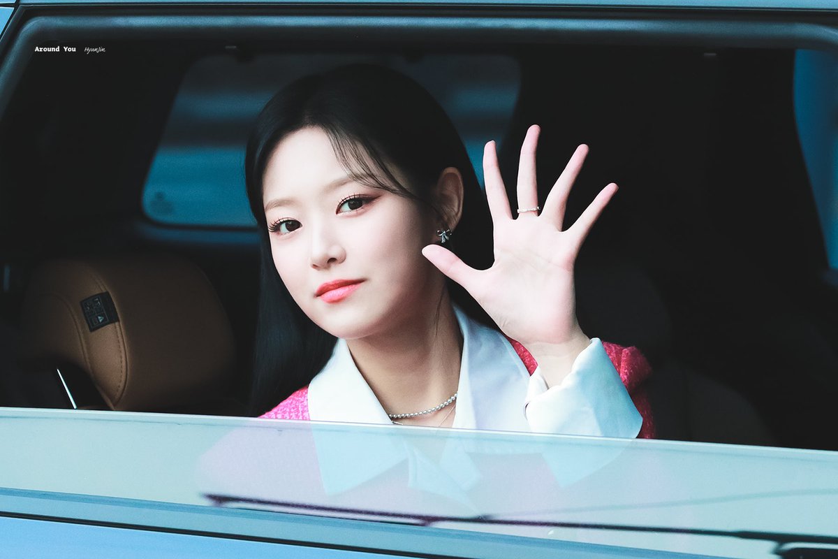 Around_HyunJin's tweet photo. 221129 🐱

#이달의소녀 #LOONA #현진 #HyunJin

@loonatheworld https://t.co/pSvVP0Yqve