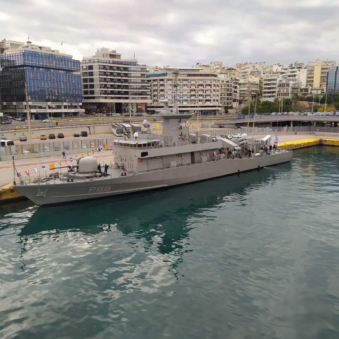 Stam_A337's tweet photo. Μέγα το της Θαλάσσης Κράτος
Χρόνια πολλά @NavyGR κ σε όλα τα στελέχη!!
#ΠΝ #Πολεμικο_Ναυτικο
#Φρεγατα_Ψαρα #PiraeusPort #Πυραυλακατος_Δανιολος #Υποβρυχιο_Παπανικολης #F454 #P68 #S120 #frigate #submarine #Χρονια_Πολλα #HellenicNavy @hndgspio @ChiefHNDGS @npanagioto @Hellenic_MOD https://t.co/Q5WFdKYyES
