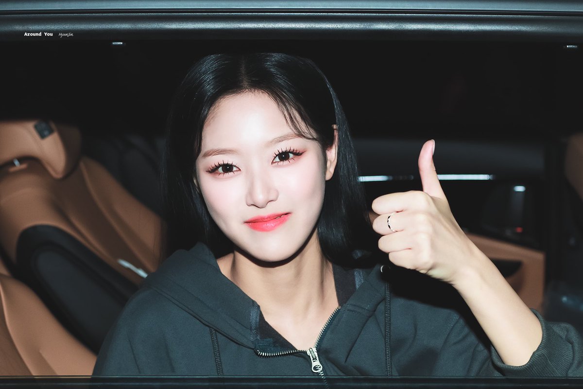 Around_HyunJin's tweet photo. 221129 🐱

#이달의소녀 #LOONA #현진 #HyunJin

@loonatheworld https://t.co/hAfb2lXkrf