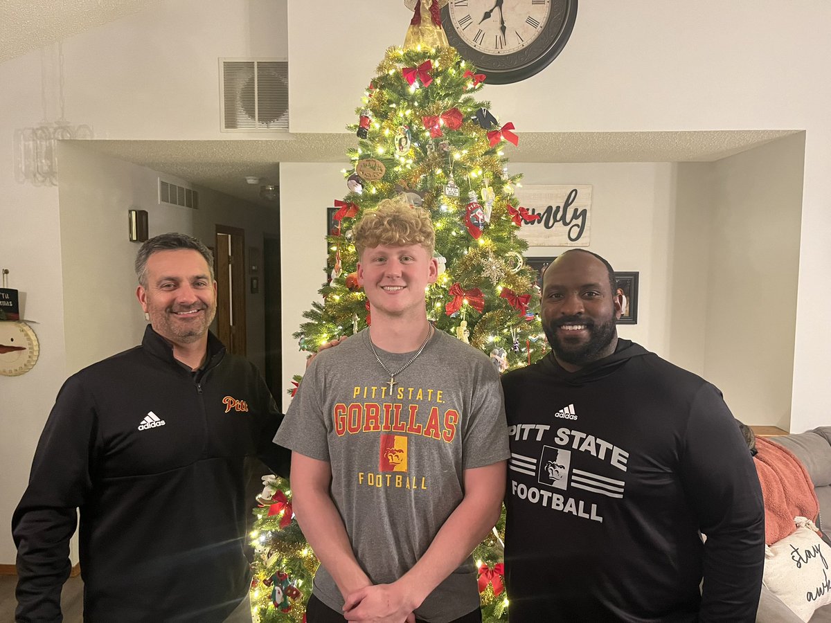 _waltgray's tweet photo. Very happy to have @Coachbwright4 and @CoachTEverett in the house yesterday!!  Me and the family loved the company ❤️💛 https://t.co/GhtZGSIblv