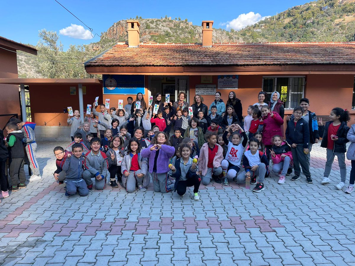 Özel Alanya Oba Bahçeşehir Koleji İlkokulu öğrencileri değerler eğitimi kapsamında Kızılcaşehir İlkokulu öğrencilerini ziyaret etti.

Çeşitli oyun ve etkinlik materyallerini Kızılcaşehir İlkokulu öğrencileri ile paylaşarak eğlenceli vakit geçirdiler.