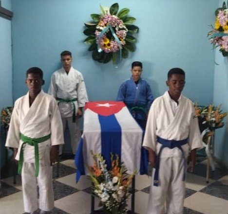 Homenaje Ronaldo Veitía en su Cotorro natal. Niños del proyecto gestado con  la misma pasión con que forjó reinas  olímpicas y mundiales, varias de estas, directivos de #InderCuba, autoridades del territorio y pueblo en general despiden a ese grande del judo fallecido anoche.