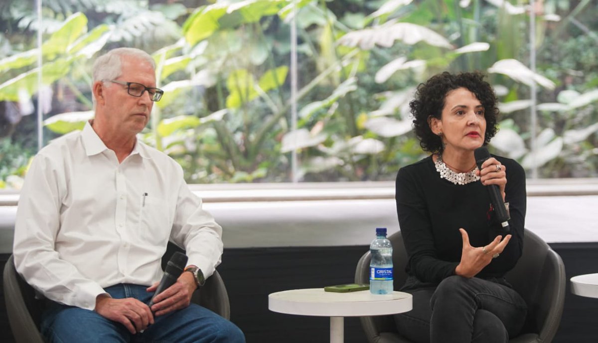 EAFIT's tweet image. #MetaRedX “Nosotros desde #EAFIT hemos trabajado mucho en cómo desacademizar este tema del emprendimiento, cómo hacer que fluya la academia en conexión con la práctica” @eskole, rectora de #EAFIT.