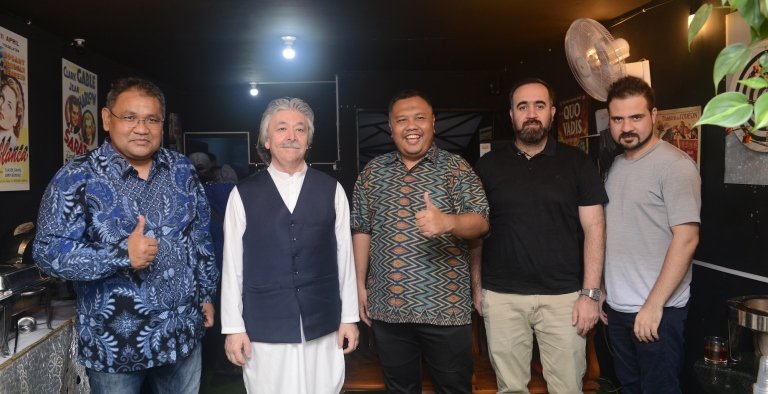 KopitimurID's tweet photo. Ini juga dari buka puasa bersama Dubes Afghanistan Y.M. Faizullah Zaki Ibrahimi bulan Ramadhan lalu.

Ada Bang @TeguhTimurCom dan Bang @satriohendri https://t.co/TOp5b1S6b7