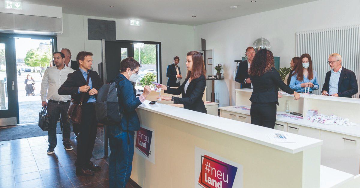 neulandtoday's tweet photo. Welche Zeit wäre besser geeignet, sich ein Geschenk zu machen? Jetzt Tickets für #neuland2023 sichern und dabei sein, wenn am 27. und 28. Juni 2023 wieder #Zukunft gestaltet wird. TICKETSHOP: https://t.co/H94YCcRV9d https://t.co/lKEGzVBmIf