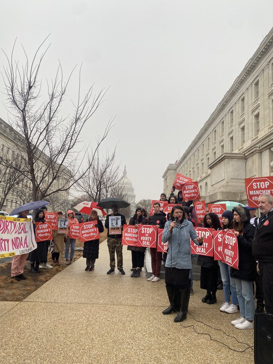 <a href="/SpeakerPelosi/">Nancy Pelosi</a> CHOOSE US not fossil fuels, stop the #DirtyDeal! #PeopleVsFossilFuels 

Thank you <a href="/RepRashida/">Congresswoman Rashida Tlaib</a> and <a href="/RepRoKhanna/">Rep. Ro Khanna</a> for standing with us✊