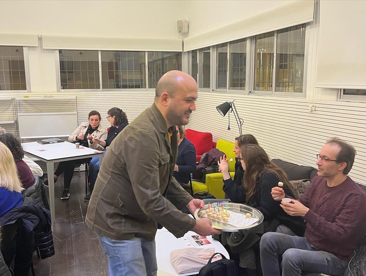 TC_BarcelonaBK's tweet photo. Con el motivo de 5 de diciembre, Día Mundial del Café Turco, como invitado de la clase de turco de la Escuela Oficial de Idiomas, presentamos anoche el café turco y charlamos con los estudiantes que están aprendiendo turco. @EOIBarcelona #türkkahvesi #cafeturco 🇹🇷☕️☕️🇹🇷 https://t.co/J6U2p7CIhw