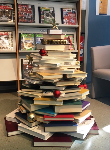 cdimonteil's tweet photo. Le CDI se pare des couleurs des fêtes ! Voici notre sapin de livres 🤶🎄🎅#DIY https://t.co/lDCXYzhXWM
