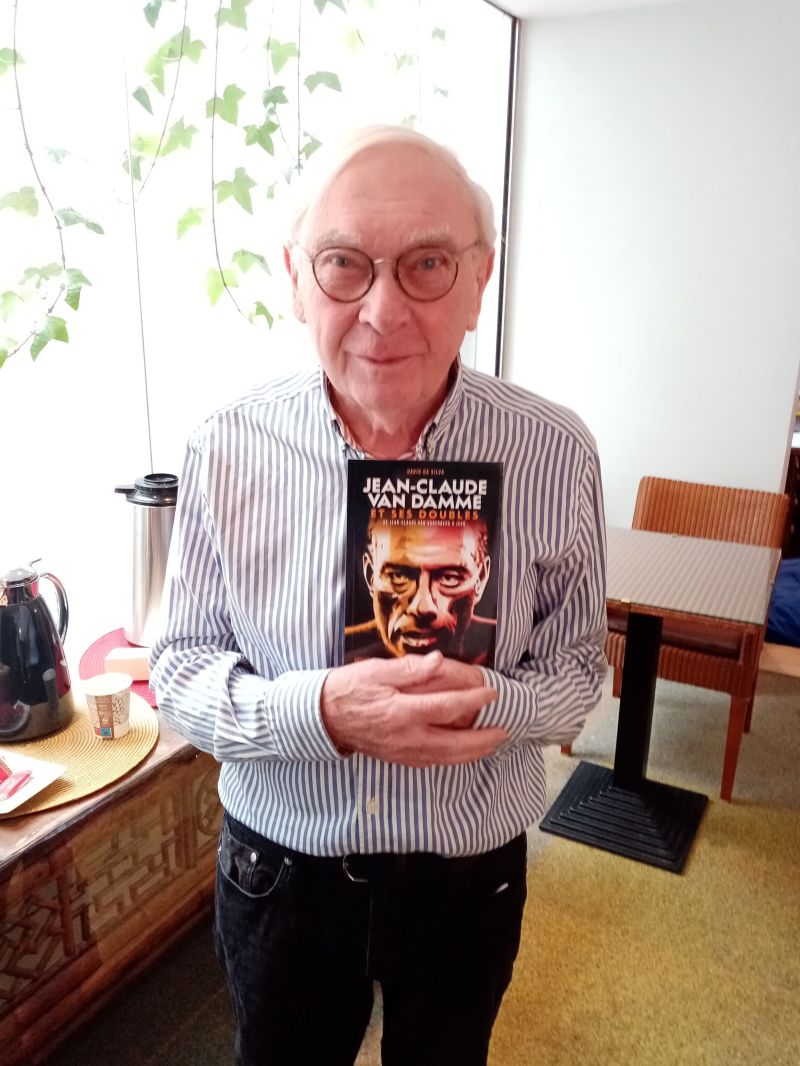 omakebooks's tweet photo. Il y a un moment où "la classe" laisse sa place à "l'honneur"
Comme ici : Mr Peter Macdonald prend la pose avec notre livre "Jean-Claude Van Damme et ses Doubles" 🥰
https://t.co/eBFJNKDTHE
Pour ceux du fond, #PeterMacdonald un Grand Monsieur du cinéma : https://t.co/BUV6fu8Js1 https://t.co/XmJvwIIui9
