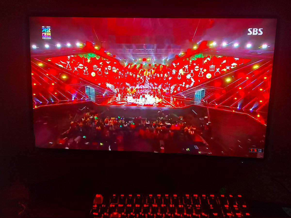 beomrro's tweet photo. поднимаю новогоднее настроение как могу🎄🎅💗 https://t.co/TI0fx6VmSi