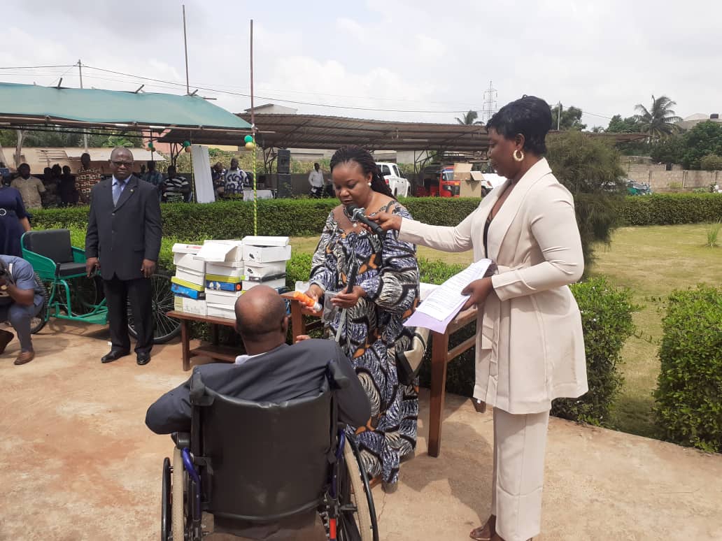 Handihardi21's tweet photo. Pour faciliter la vie et la mobilité aux personnes handicapées,un #véhicule,des #CannesBlanches,crèmes et lunettes solaires,chaussures orthopédiques et tricycles leur ont été remis par les partenaires techniques et financiers de la #FETAPH:#cbm, #Sigthsavers, @MasseNIANG14 https://t.co/1FBppugpn5