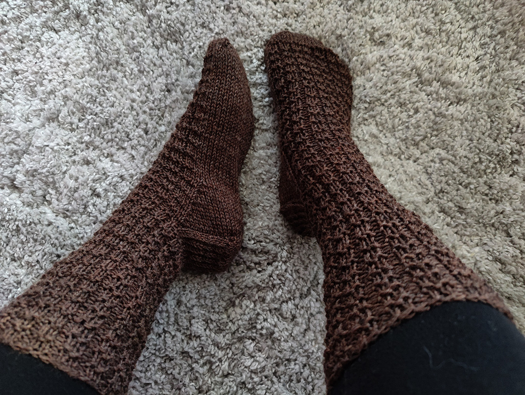 sticklingens's tweet photo. Raggsockor stickade i Järbos Mellanraggi, färg 28399 Barn House Denim, köpt hos Vävglädje i Sunnansjö.
#Stickning #Raggsockor #Sockor #Järbo #Mellanraggi #Sockstickning #VävglädjeISunnansjö #Sunnansjö https://t.co/qfMr7sCNKx