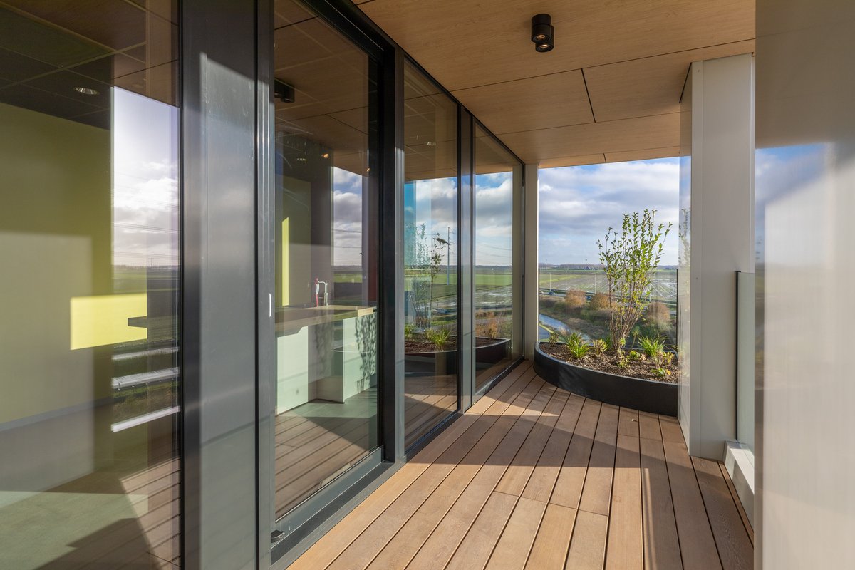 𝗖𝗮𝗺𝗽𝘂𝘀 𝗡𝗶𝗲𝘂𝘄-𝗩𝗲𝗻𝗻𝗲𝗽 𝗼𝗽𝗴𝗲𝗹𝗲𝘃𝗲𝗿𝗱!
Afgelopen week hebben we de nieuwbouw ‘Campus Bedrijven Nieuw-Vennep’ opgeleverd. Deze 1e fase bestaat uit 4.285 m2 hightech smart offices en bedrijfshuisvesting – slim en duurzaam.