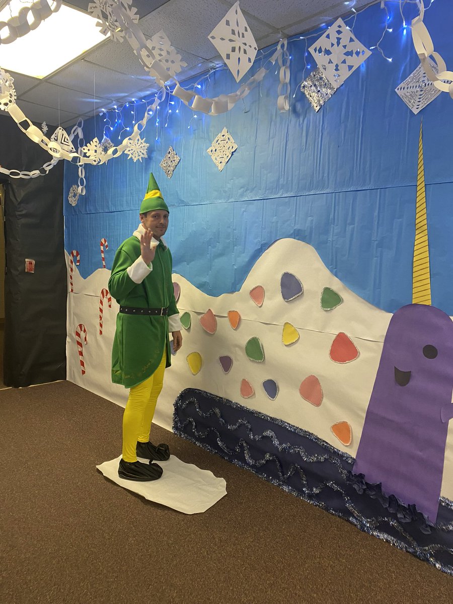 RonnieRowell's tweet photo. Coach Law’s classes go all out in ECHS Christmas door contest https://t.co/gEIXYowJdi