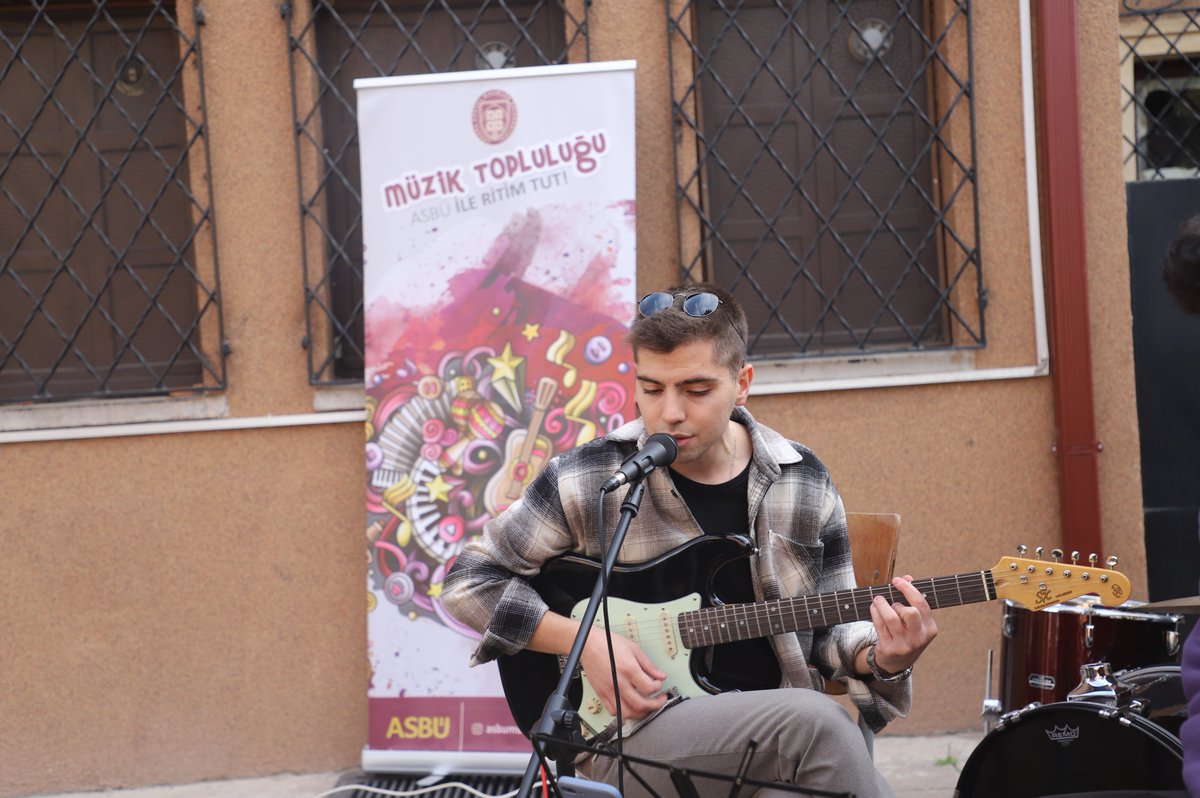AsbuSks's tweet photo. ASBÜ Müzik Öğrenci Topluluğu tarafından 06/12/2022 tarihinde Kampüste Müzik etkinliği düzenlendi.
@ASBUedu  @asbumuzik https://t.co/FUp2islhbH