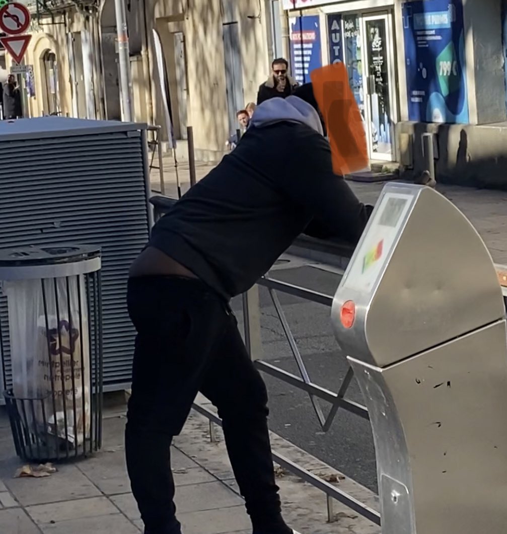 Arrivant à mon arrêt de tram, je vois cet individu bousculer un vieil homme. Sans attendre d'excuses, l'homme d'un certain âge qui se tenait avec sa canne partit s'asseoir sur les bancs de l'arrêt. 30 secondes après, cet homme vient à le rejoindre en s’asseyant à côté de lui. 1/4