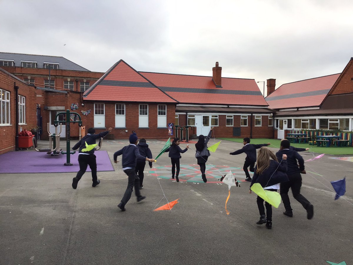 SalisburySPS's tweet photo. Y4 have been learning about kites and how to design, make and evaluate their work. The children loved trying to get their kites to fly! #salisburystars #primaryrocks https://t.co/c1pcIPdBFN