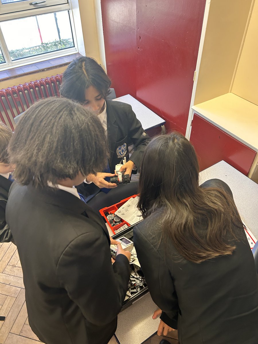 QueensSch_Maths's tweet image. Our KS3 Maths and Computer Science students busily working away at the Robotics Challenge Club this lunchtime! #STEM #robotics #roboticschallenge2022