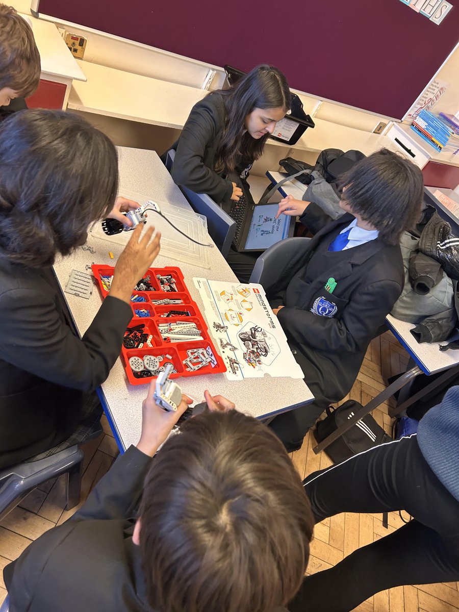 QueensSch_Maths's tweet image. Our KS3 Maths and Computer Science students busily working away at the Robotics Challenge Club this lunchtime! #STEM #robotics #roboticschallenge2022