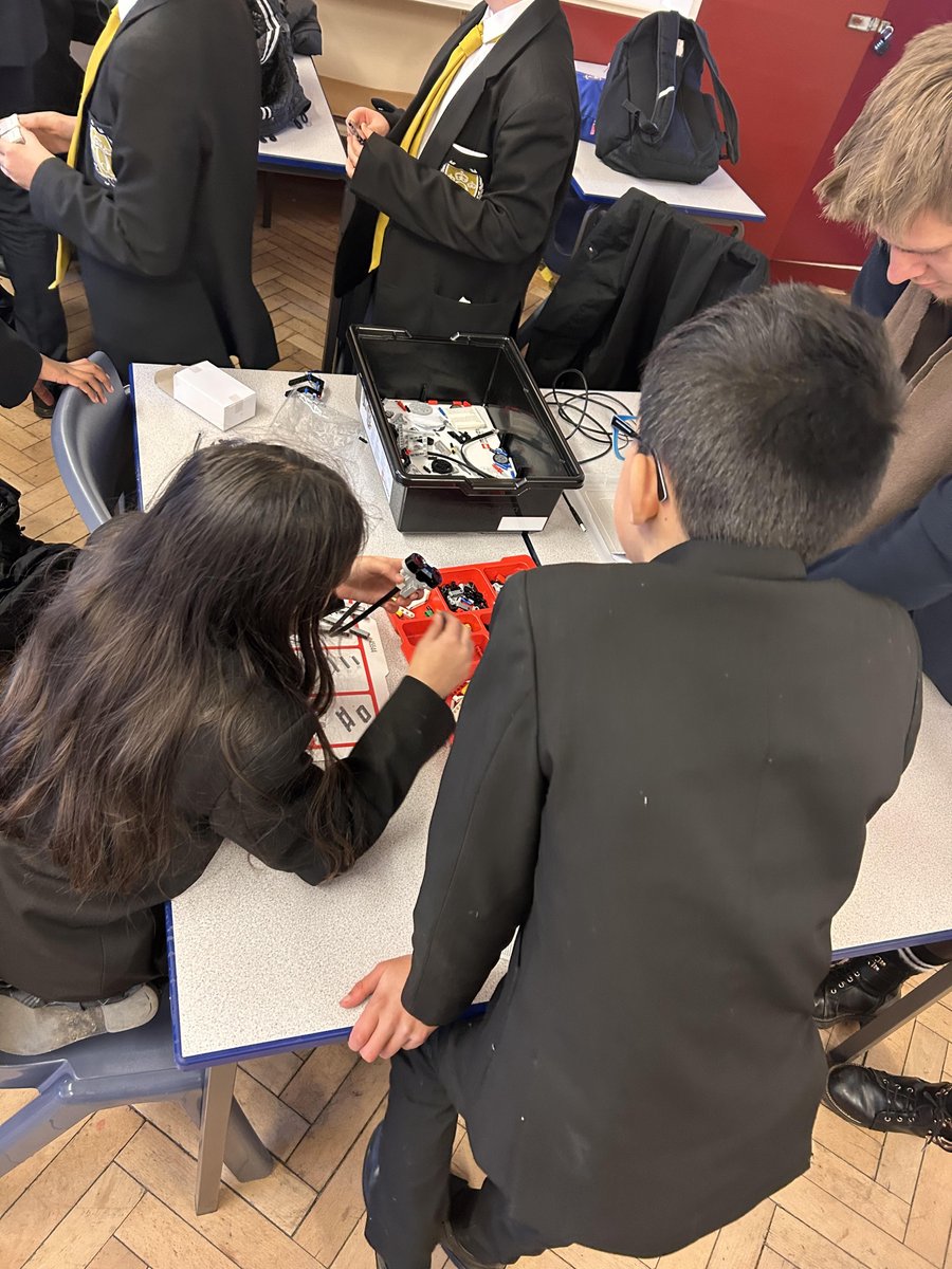 QueensSch_Maths's tweet image. Our KS3 Maths and Computer Science students busily working away at the Robotics Challenge Club this lunchtime! #STEM #robotics #roboticschallenge2022