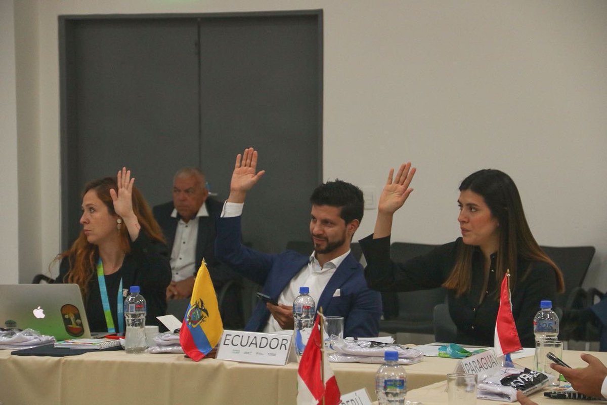 escolaresASU's tweet photo. La Asamblea del #CONSUDE elegió a las nuevas autoridades para el Periodo 2022-2024
Presidencia: #Chile🇨🇱 @MindepChile @AleBenado
Vice Presidencia 1ra: #Ecuador🇪🇨 @SebasPalaciosSP
Vice Presidencia 2da: #Venezuela🇻🇪 @MervinMaldonad0
#ElDeporteNosUne🤝🏻 https://t.co/ixTQL9A29u