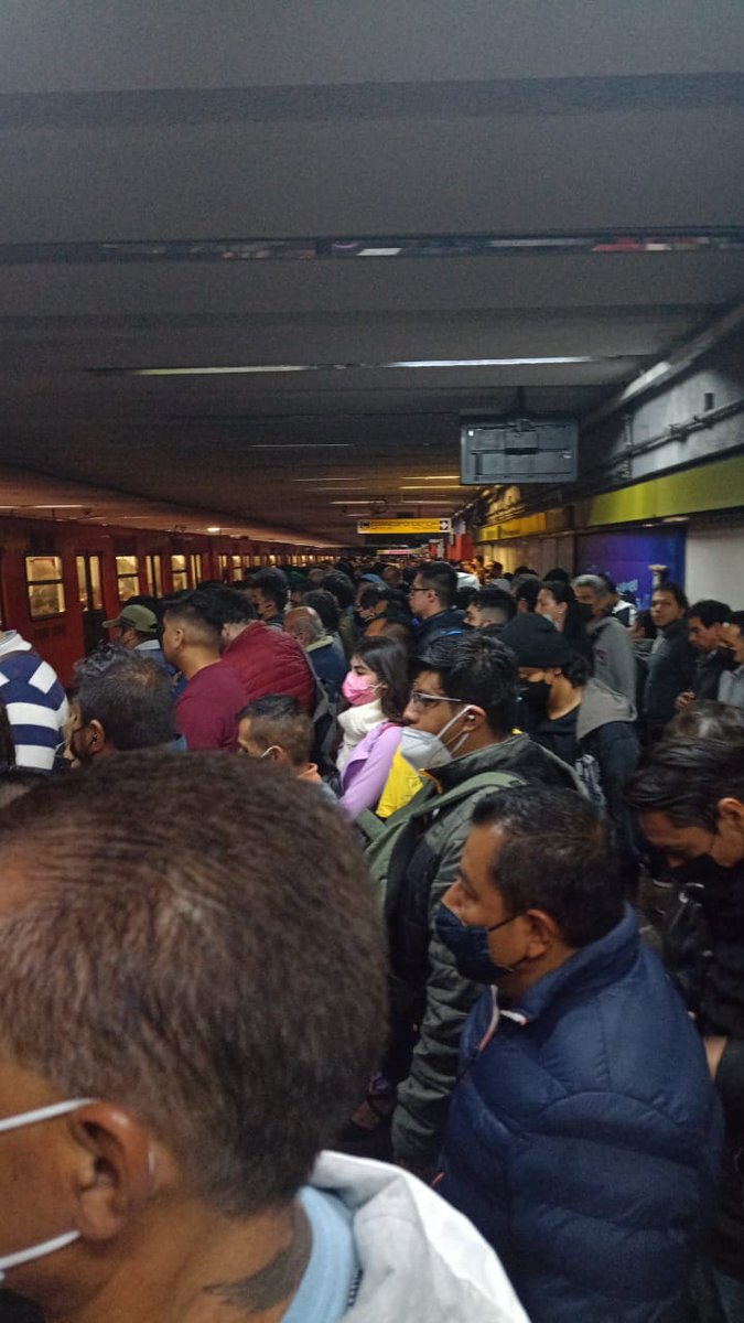 fresadazf's tweet photo. @MetroCDMX Metro la raza no pasa el tren cuáles trenes vacío??? https://t.co/oeNHHeEuIs