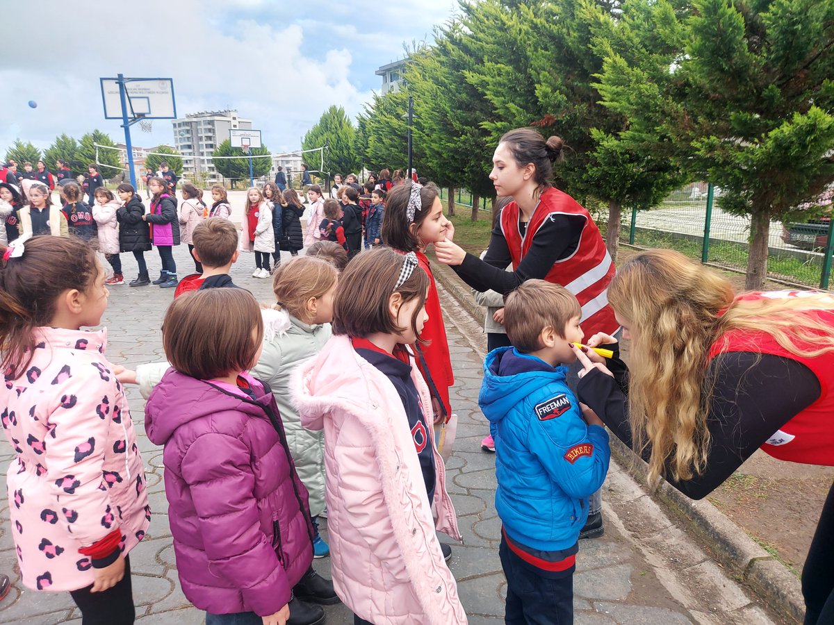 Genç Kızılay gönüllülerimizle bugün OMÜ Vakfı Koleji'ndeydik. Öğrencilere Kızılay Eğitimi verdik ve oyunlar oynayarak Kızılay sevgisi aşıladık.