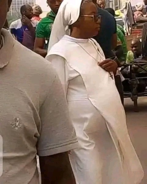 Roomwork5's tweet image. What happened here?😜