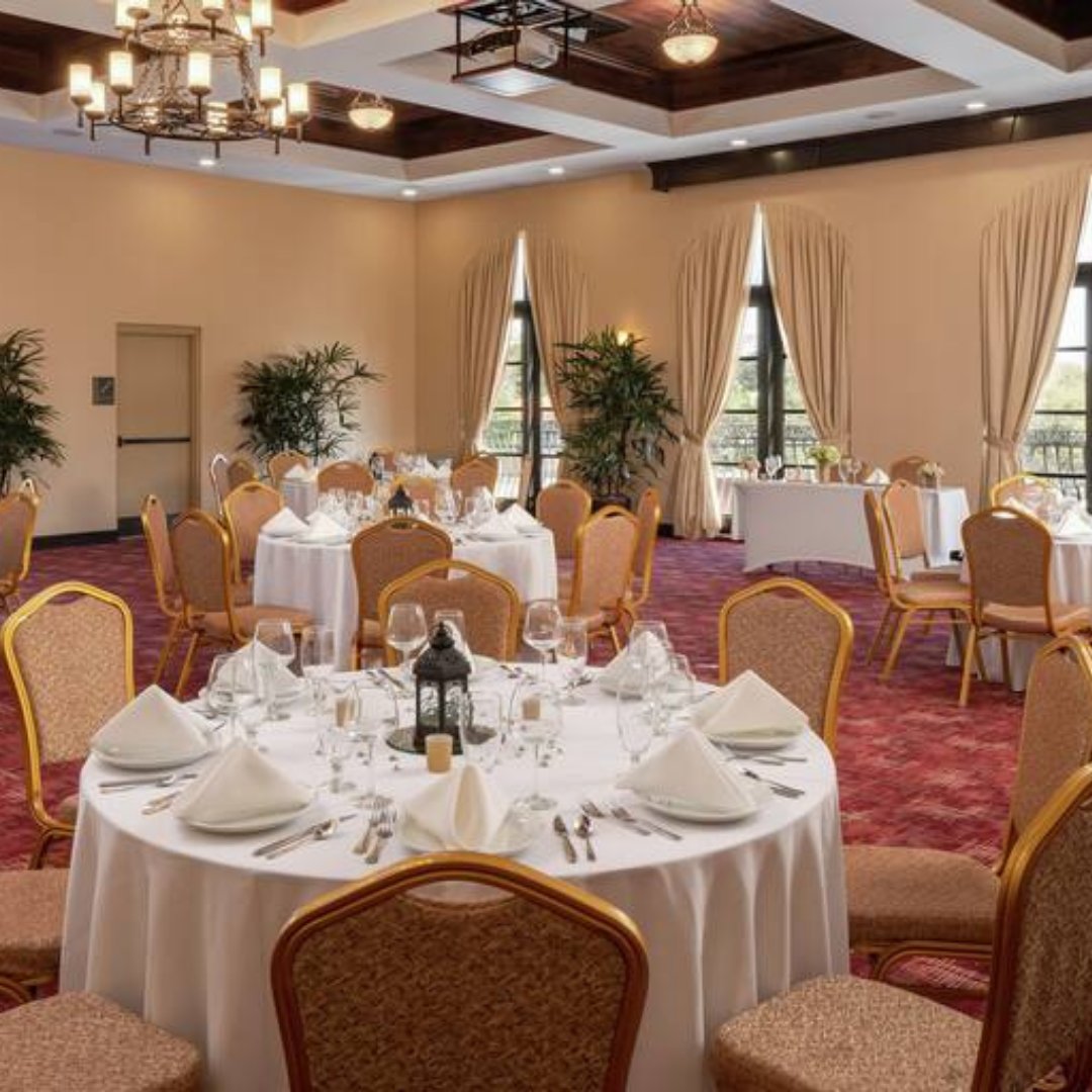 DoubleTreeStAug's tweet image. Get into the holiday spirit without all the planning. Whether you’re returning to St. Augustine for the holidays or starting a new tradition this year, we would love to host your family this holiday season. Visit bit.ly/3hGoGPM  to book your room today. ❄️