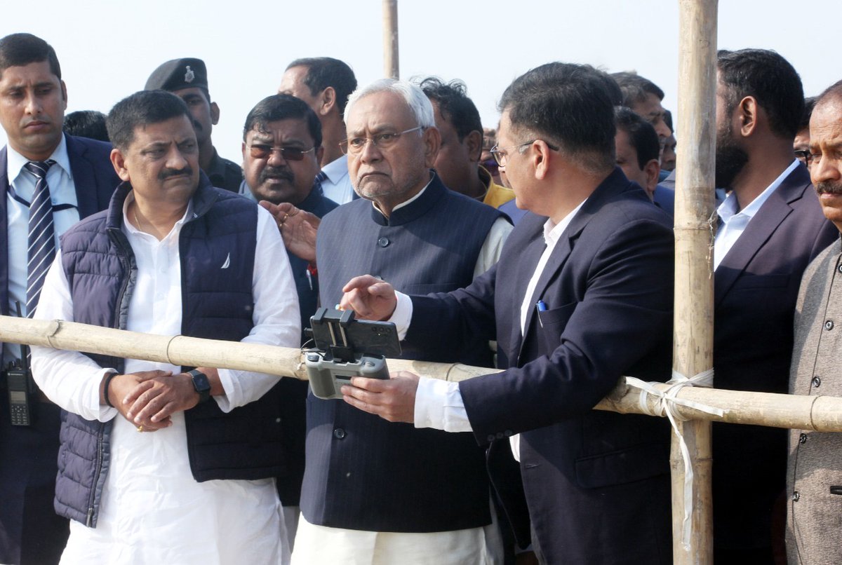 NitishKumar's tweet photo. भागलपुर एवं कटिहार जिले में गंगा नदी से हो रहे कटावग्रस्त क्षेत्रों का हवाई सर्वेक्षण किया। जल संसाधन विभाग को बाघमारा, मनिहारी में गंगा नदी के कटाव को रोकने के लिए आवश्यक कार्रवाई करने तथा विस्तृत सर्वे कराने को कहा है। (1/3) https://t.co/ZVP7ffEUxn