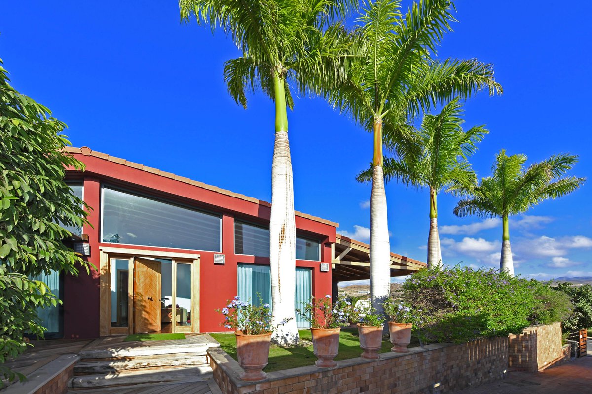 LCCanarias's tweet photo. Do you want to escape the winter blues...? Then secure a 20% discount for a last minute vacation in Villa Imperial La Canela on #grancanaria #canaryislands 🌞😎 --> https://t.co/vJpfgt4wyw https://t.co/Rk4VslnHn3