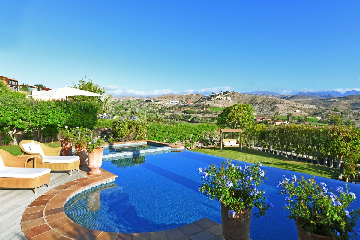 LCCanarias's tweet photo. Do you want to escape the winter blues...? Then secure a 20% discount for a last minute vacation in Villa Imperial La Canela on #grancanaria #canaryislands 🌞😎 --> https://t.co/vJpfgt4wyw https://t.co/Rk4VslnHn3