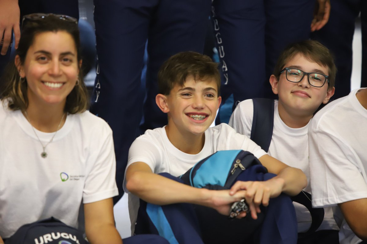 escolaresASU's tweet photo. #JSEPy🇵🇾 #Asu2022🤩

#Uruguay 🇺🇾 nomá 🙌🏻 

La Delegación Charrúa pisa fuerte suelo guaraní para estos Juegos Sudamericanos Escolares Asunción 2022.

#VosTambiénJugás🫵🏻 https://t.co/tD78wfthJ5