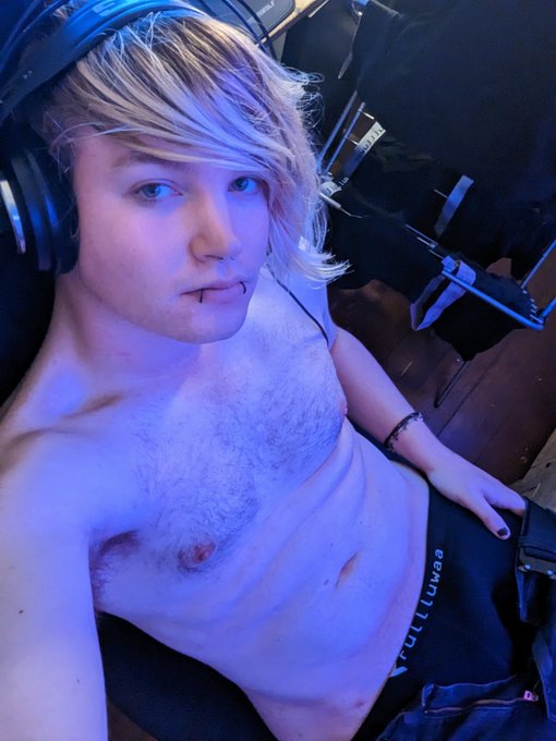 Anyone wana come game? There is space on my lap #bisexual #gaymer https://t.co/22oKRqH1z4<a href="/tag/bisexual"class="tags"><span>#bisexual</span></a><a href="/tag/gaymer"class="tags"><span>#gaymer</span></a>